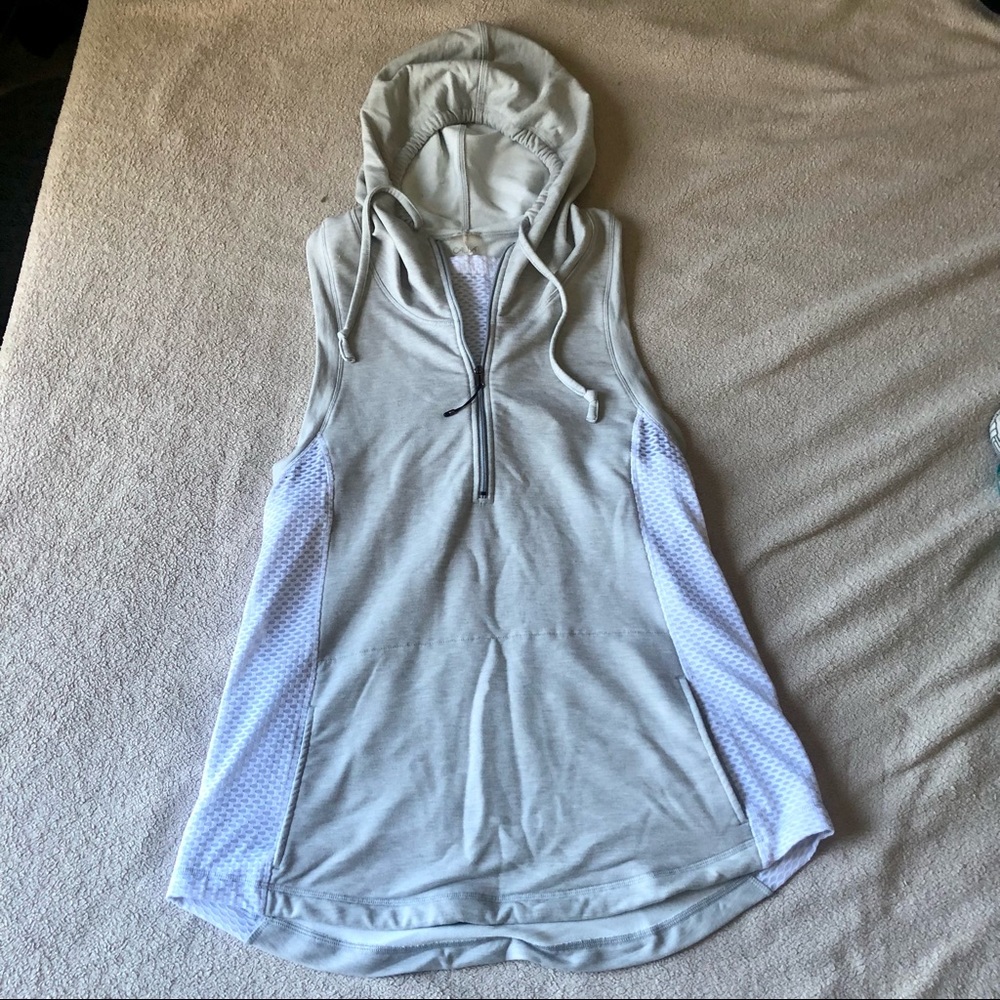 Grey w/ Mesh Paneling Zip Front Athletic Vest Size Medium